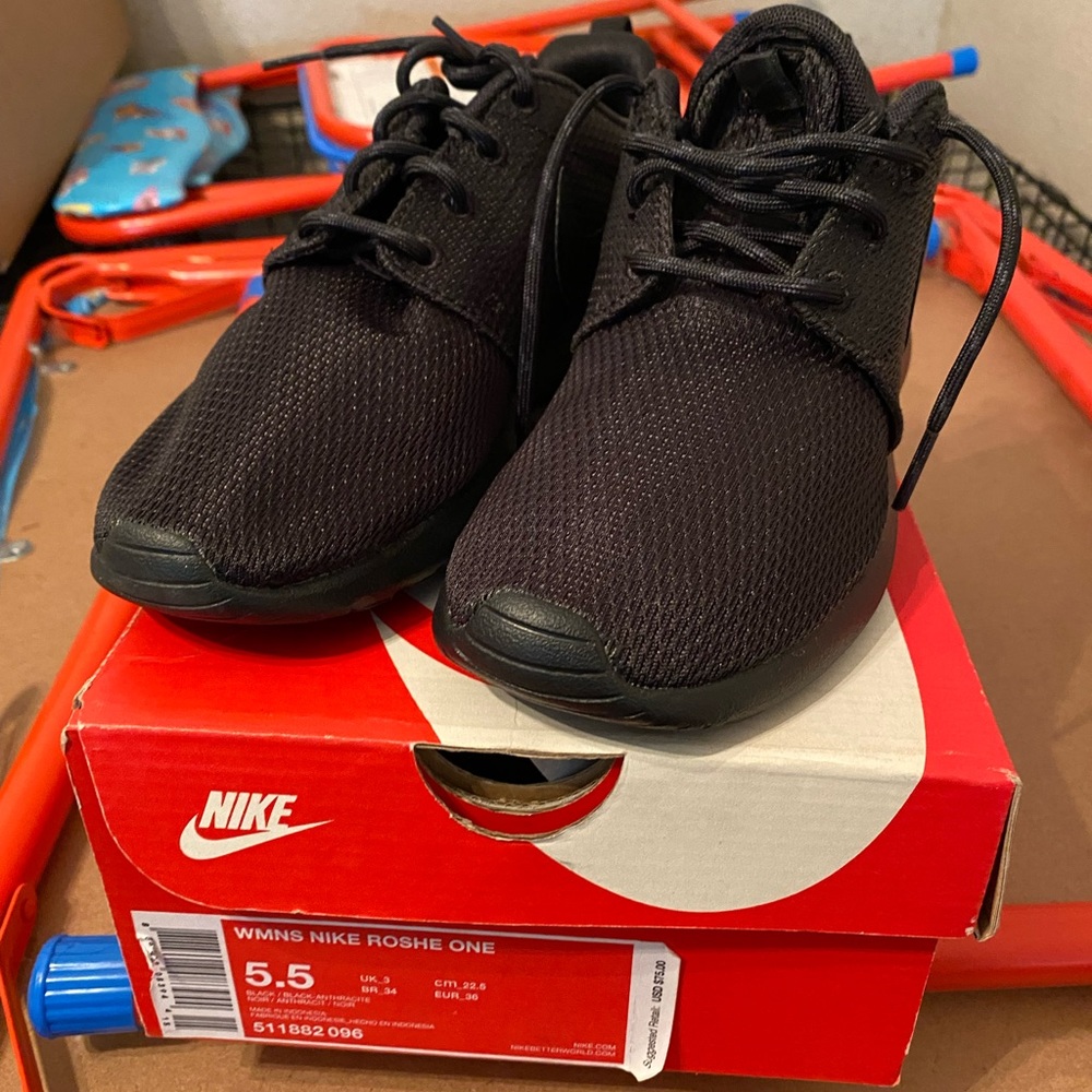 Nike women’s roshe